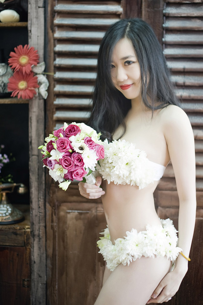 Đặc biệt, bộ bikini này được làm bằng rất nhiều bông hoa tươi
