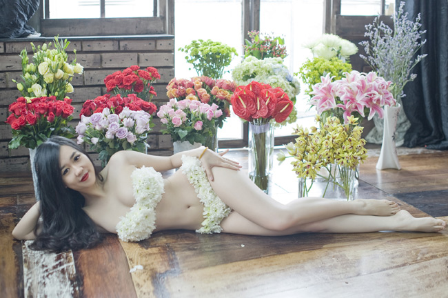 Giữa những bó hoa màu sắc, Nu Phạm nổi bật với bộ bikini được thiết kế bằng hoa cúc trắng muốt
