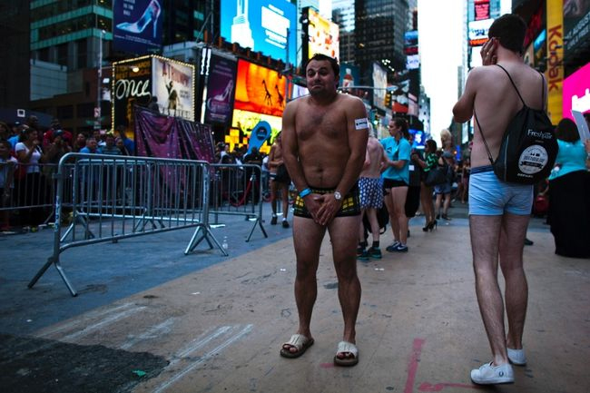 Một người đàn ông co ro vì lạnh khi chỉ mặc duy nhất trên người quần chip tham gia xác lập kỉ lục số người mặc đồ lót nhiều nhất được tổ chức trên quảng trường Thời đại, New York. Kết quả có 2.270 người xác lập kỉ lục vào ngày 5/8/2013.
