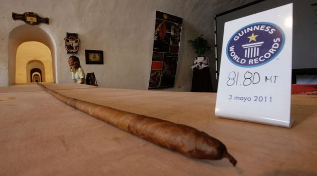 Điếu thuốc lá dài nhất thế giới dài 81,8m được trưng bày ngày 3/5/2011. Kỉ lục trước đó chỉ là 45,38m
