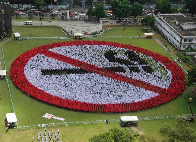 Hình ảnh số người xếp thành hình cấm hút thuốc lớn nhất được tổ chức tại Manila, Phillipines
