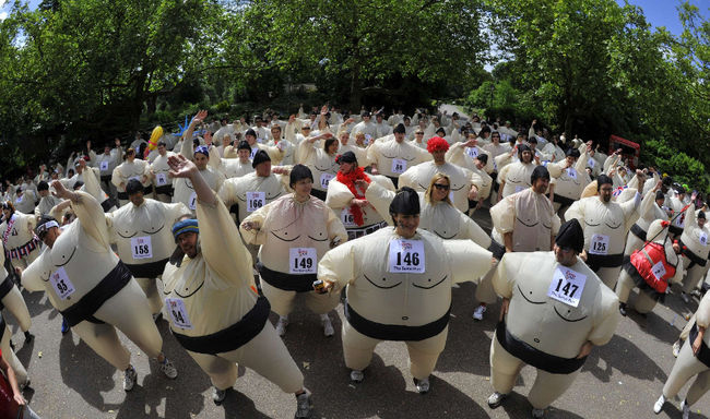 Những người tham gia mặc trang phục Sumo và chạy quãng đường kéo dài 5km cho một hoạt động từ thiện
