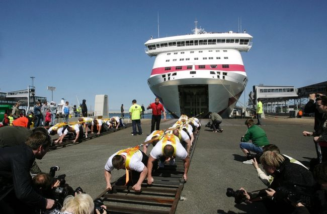 Một nhóm người đàn ông Estonia tham gia kéo du thuyền 'Baltic Queen' nặng 21.746 tấn và xác lập kỉ lục thế giới
