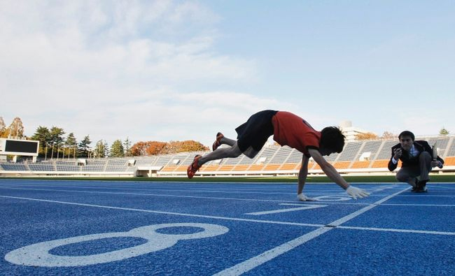 Kenichi Ito nổi tiếng là người đàn ông chạy bằng 4 chân nhanh nhất thế giới. Anh từng xác lập kỉ lục chạy quãng đường 100m chỉ với thời gian 17,47 giây.
