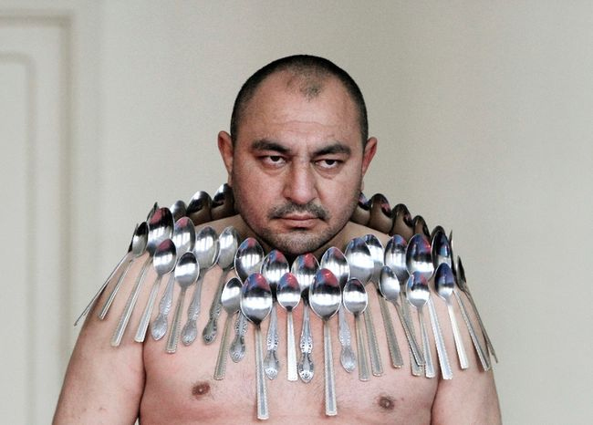 Etibar Elchiyev đã cho tổng số 50 chiếc thìa dính lên cơ thể mình trong kỉ lục xác lập 14/12/2011
