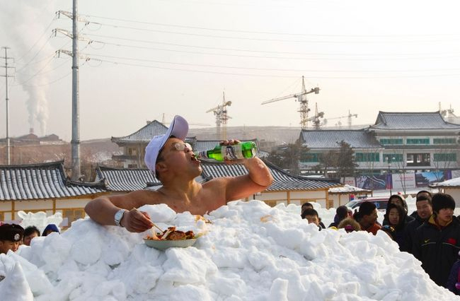 Jin Songhao uống bia trong khi ngâm mình trong tuyết với thời gian 46 phút
