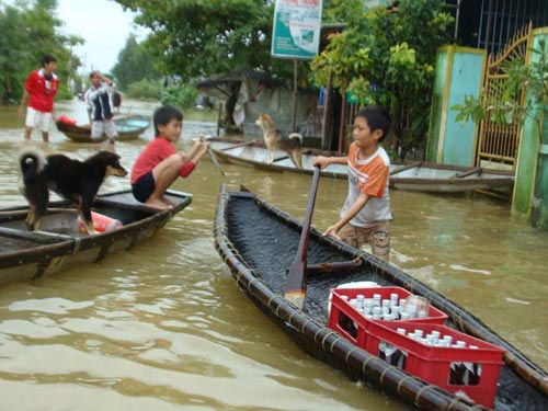 Thót tim với cảnh trẻ nghịch lũ ở Huế - 11