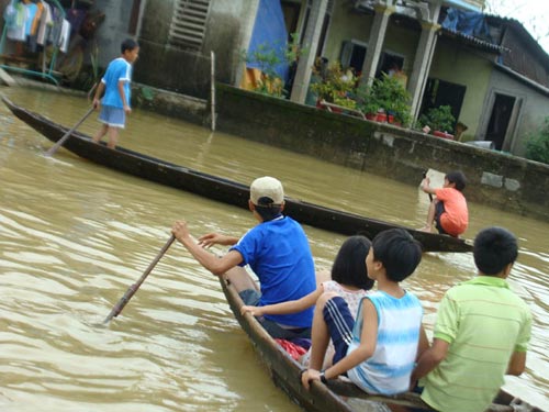 Thót tim với cảnh trẻ nghịch lũ ở Huế - 13