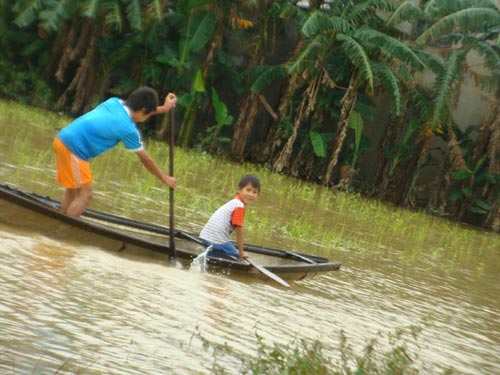 Thót tim với cảnh trẻ nghịch lũ ở Huế - 3