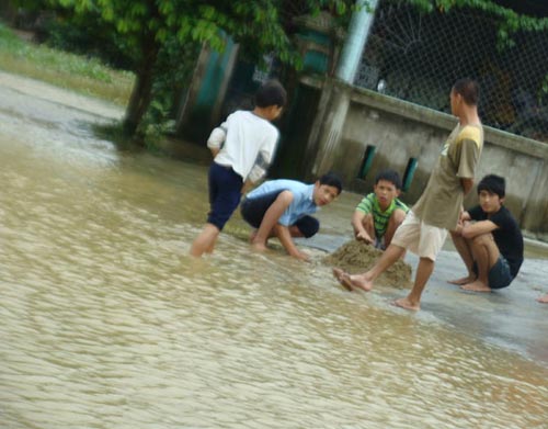 Thót tim với cảnh trẻ nghịch lũ ở Huế - 7