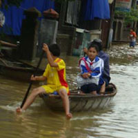 Tin tức trong ngày - Thót tim với cảnh trẻ nghịch lũ ở Huế