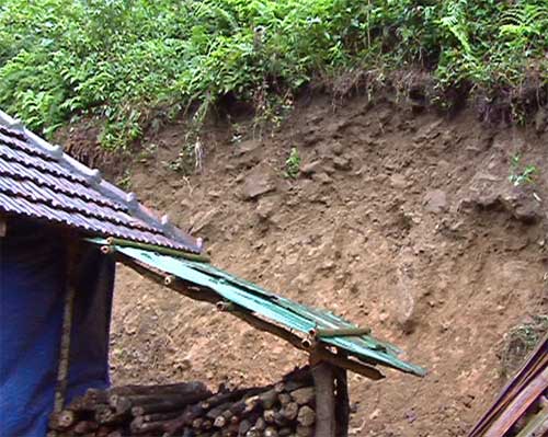 Quảng Ngãi: Núi nứt, người dân “tháo chạy” - 5