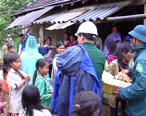 Quảng Ngãi: Núi nứt, người dân “tháo chạy” - 7