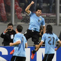 Bóng đá - Suarez lại diễn kịch kiếm penalty