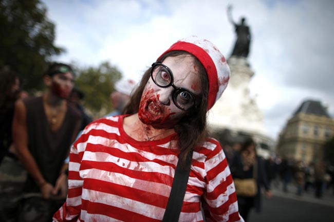 Một cô gái mặc trang phục như ma quỷ tham gia trong Ngày hội đi bộ của ma quỷ (Zombie Walk) được tổ chức thường niên trên đường phố Paris vào ngày 12/10/2013 (Ảnh: Hãng Reuters)

