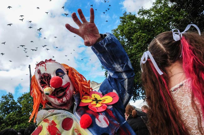 World zombie day London thu hút hàng nghìn người đóng giả ma quỷ đi bộ vòng quanh khu trung tâm London nhằm quyên tiền cho quỹ từ thiện St.Mungos ủng hộ người vô gia cư.
