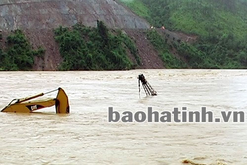 Người dân Hà Tĩnh tất tả chạy lũ - 3