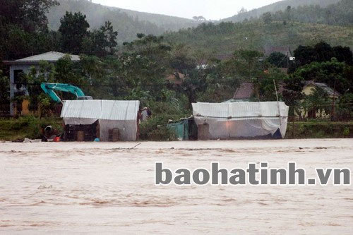 Người dân Hà Tĩnh tất tả chạy lũ - 4