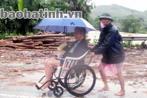 Người dân Hà Tĩnh tất tả chạy lũ - 5