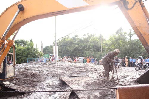 Vét cống, 1 công nhân bị hàng tấn bùn chôn vùi - 2