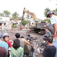 Tin tức trong ngày - Vét cống, 1 công nhân bị hàng tấn bùn chôn vùi