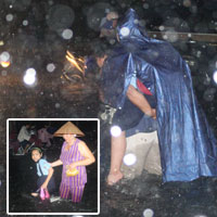 Tin tức trong ngày - TPHCM mưa lớn, dân "bì bõm" trong nước cống đen