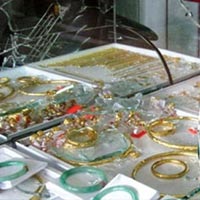 Pháp luật - Đập vỡ tủ kính tiệm vàng, cướp giữa ban ngày