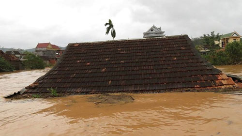 Lũ bao vây tứ phía, dân kêu cứu trên nóc nhà - 1