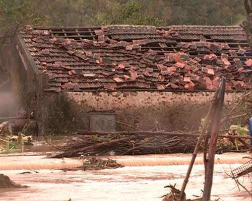 Lũ bao vây tứ phía, dân kêu cứu trên nóc nhà - 10