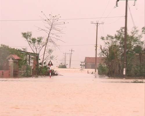 Lũ bao vây tứ phía, dân kêu cứu trên nóc nhà - 11