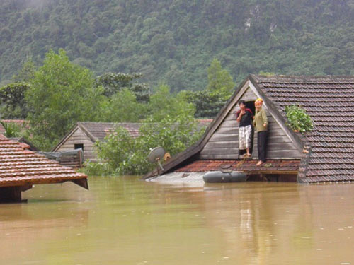 Lũ bao vây tứ phía, dân kêu cứu trên nóc nhà - 3