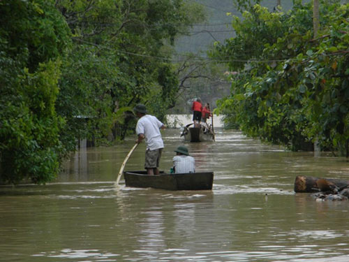 Lũ bao vây tứ phía, dân kêu cứu trên nóc nhà - 6