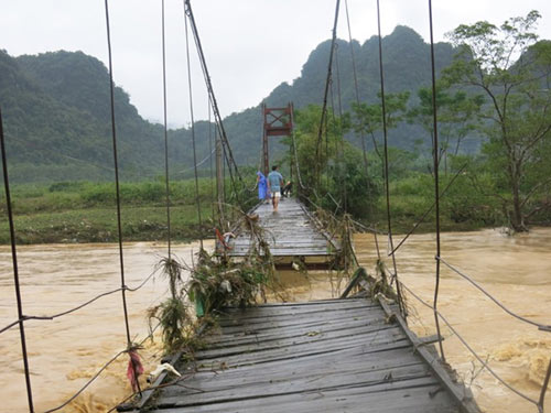 Lũ bao vây tứ phía, dân kêu cứu trên nóc nhà - 7