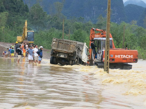 Lũ bao vây tứ phía, dân kêu cứu trên nóc nhà - 8