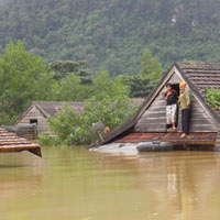 Tin tức trong ngày - Lũ bao vây tứ phía, dân kêu cứu trên nóc nhà