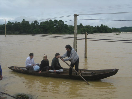 Hà Tĩnh: Lũ cuốn trôi bé gái 2 tuổi - 3