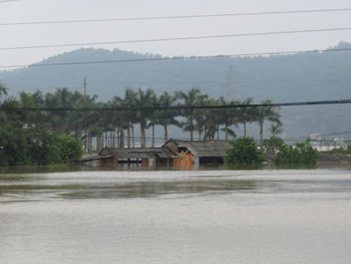 Lũ nhấn chìm nhà dân, 8 người chết và mất tích - 2