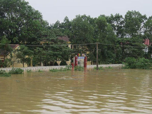 Lũ nhấn chìm nhà dân, 8 người chết và mất tích - 4