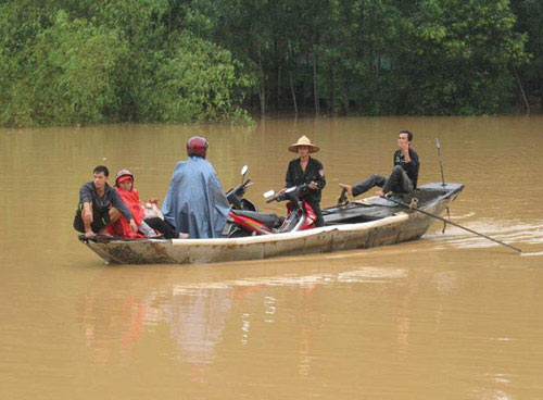 Lũ nhấn chìm nhà dân, 8 người chết và mất tích - 6