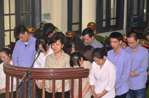 Chủ nợ siêu lừa khóc dưới mưa ngày tuyên án - 2