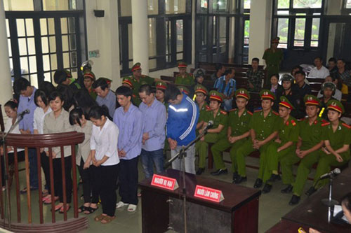 Chủ nợ siêu lừa khóc dưới mưa ngày tuyên án - 3