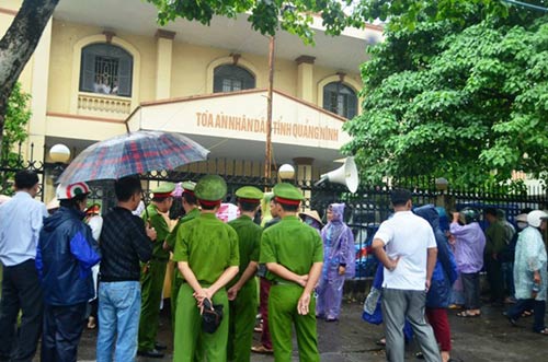 Chủ nợ siêu lừa khóc dưới mưa ngày tuyên án - 4