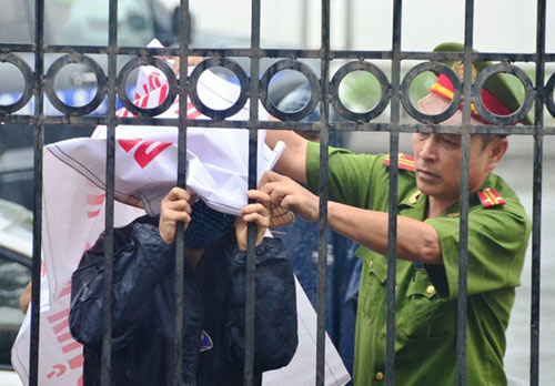 Chủ nợ siêu lừa khóc dưới mưa ngày tuyên án - 7