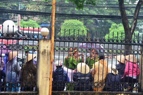 Chủ nợ siêu lừa khóc dưới mưa ngày tuyên án - 8