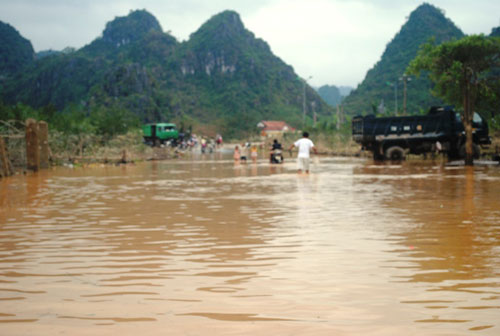 "Chưa thấy trận lũ nào về nhanh như lần này" - 11