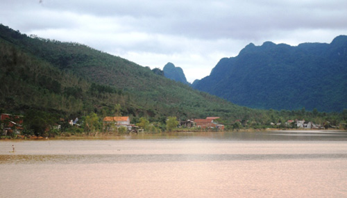 "Chưa thấy trận lũ nào về nhanh như lần này" - 3