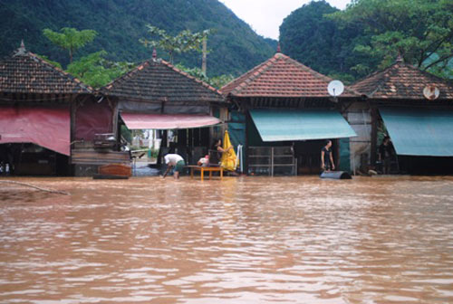 "Chưa thấy trận lũ nào về nhanh như lần này" - 5