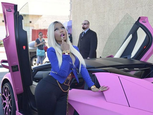 Nicki Minaj khoe Lamborghini Aventador màu hồng - 2