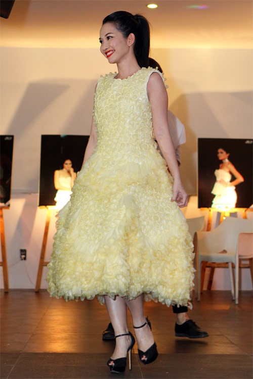 Kim Hiền mặc váy kết từ nghìn bao cao su - 1