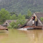 Tin tức trong ngày - Lũ bao vây tứ phía, dân kêu cứu trên nóc nhà